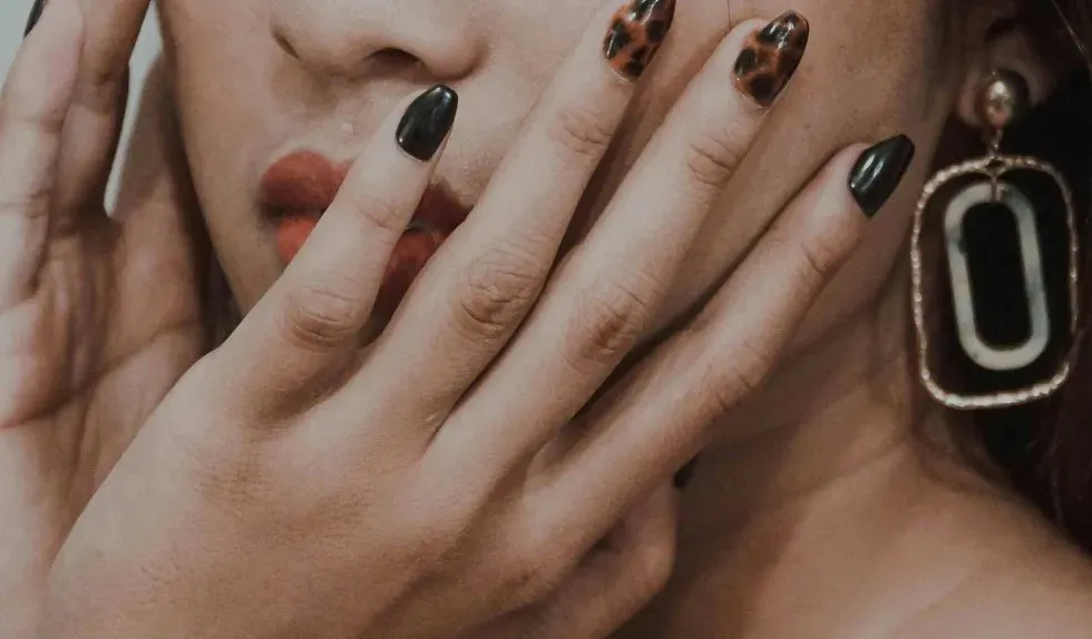 Jakie kolory paznokci najlepiej pasują do opalonych dłoni?