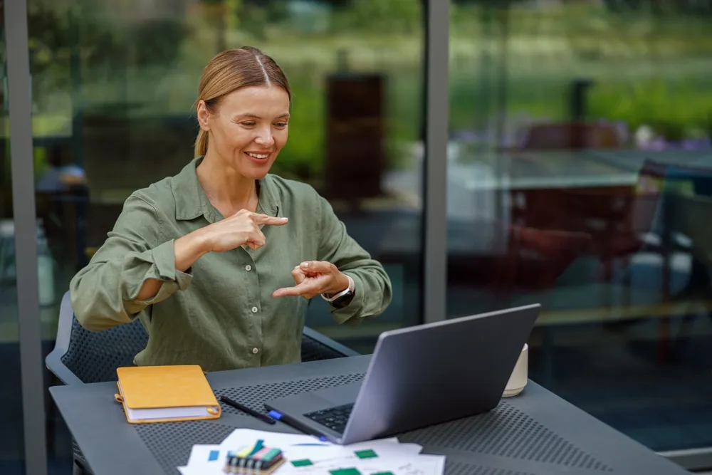 Edukacja osób niesłyszących i słabosłyszących w Polsce: wyzwania i braki
