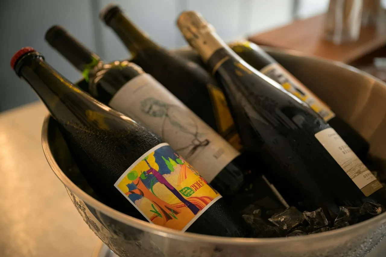 Ile alkoholu można przewieźć w bagażu rejestrowanym? Oto ważne limity