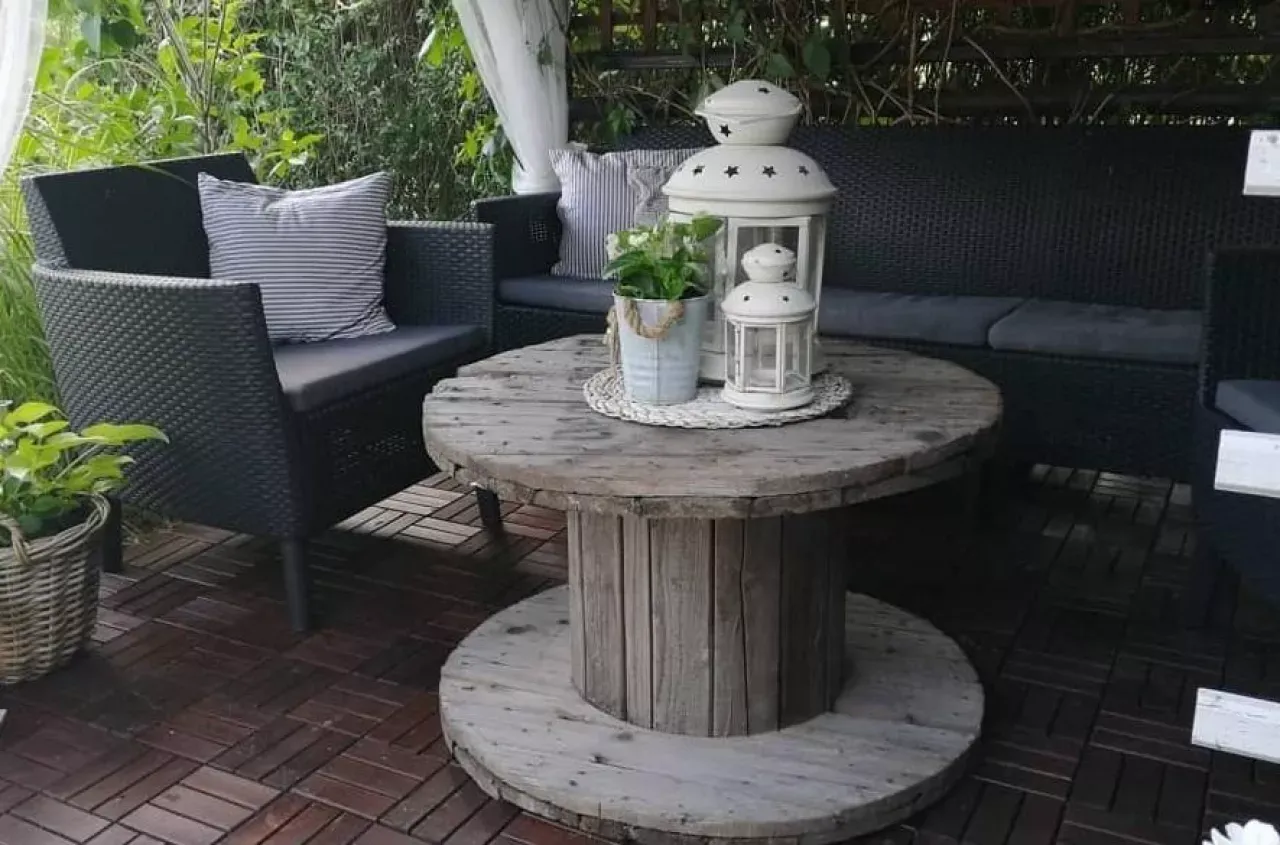 Jak zrobić stolik ze szpuli po kablach - proste kroki i porady