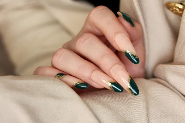 Jakie paznokcie do zielonej sukienki – idealne kolory na każdą okazję Jakie paznokcie do zielonej sukienki – idealne kolory na każdą okazję