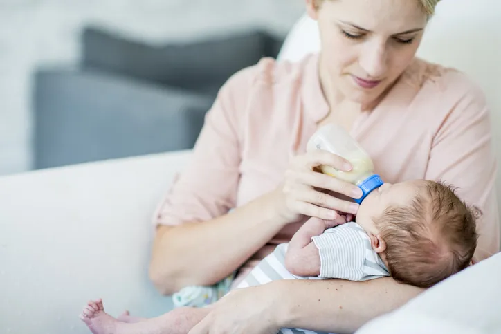 Objawy refluksu u niemowląt – jak je rozpoznać i co robić?