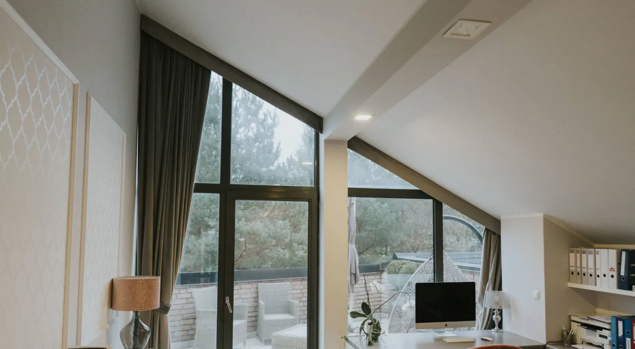 Jak zasłonić okno że skosem? Sprawdzone sposoby na efektowne rozwiązania