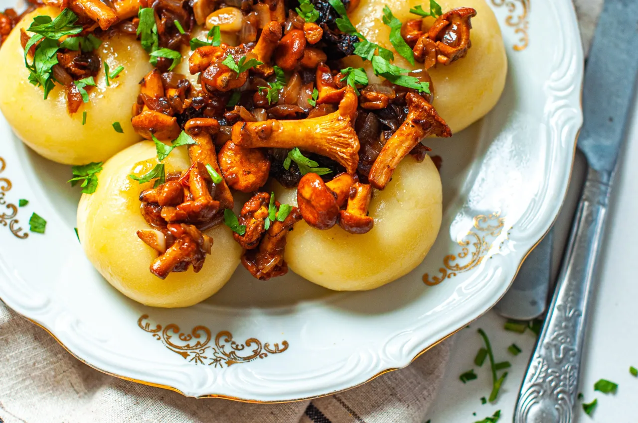 Kluski śląskie bez mięsa – smaczne przepisy na wegetariańskie danie