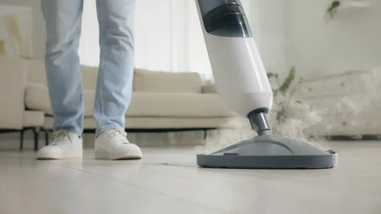 Jak usunąć pył po remoncie z paneli i uniknąć ich uszkodzenia