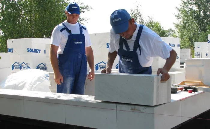 Klej czy zaprawa do solbetu – co wybrać, aby uniknąć problemów?