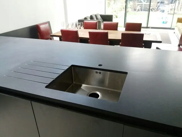 Blat granitowy: ile kosztuje? Poznaj wszystkie składowe ceny