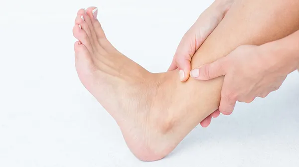 Czym się różni zwichnięcie od skręcenia? Kluczowe różnice i objawy