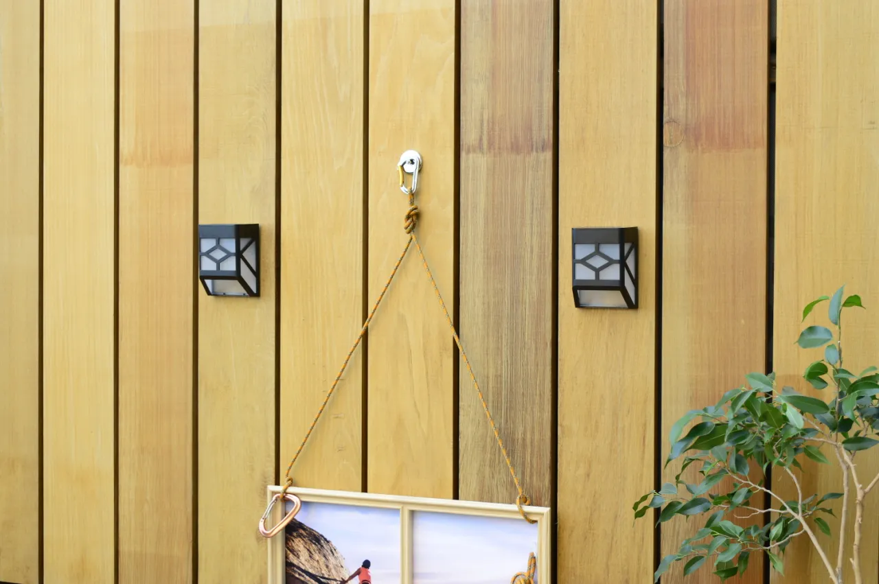 Lampy solarne na taras: Jak wybrać idealne? Poradnik