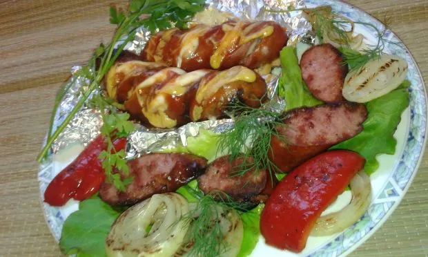 Kiełbasa z serem na grilla - proste przepisy na idealne grillowanie