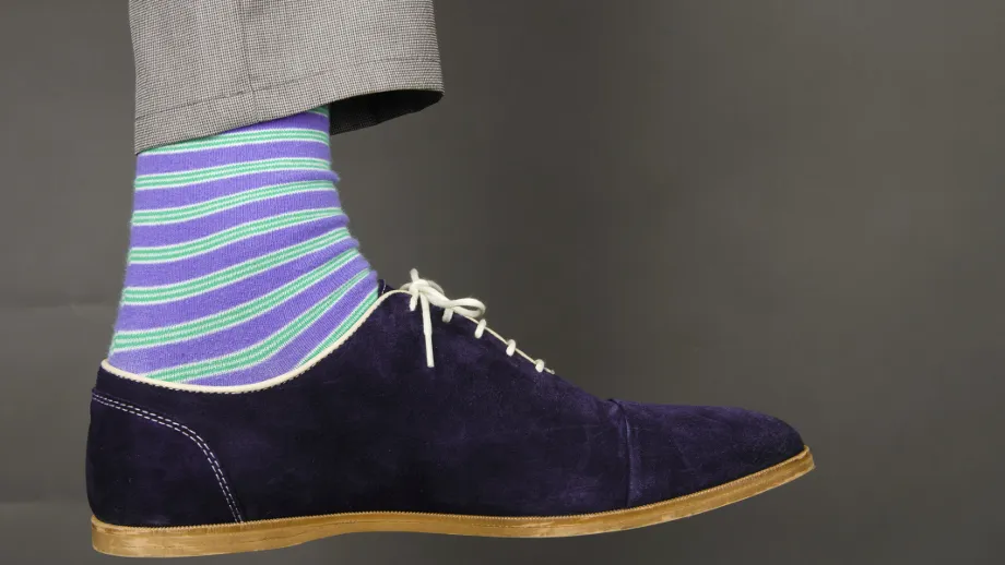 Jakie skarpetki do jasnego garnituru? Oto kolory i wzory, które zachwycą