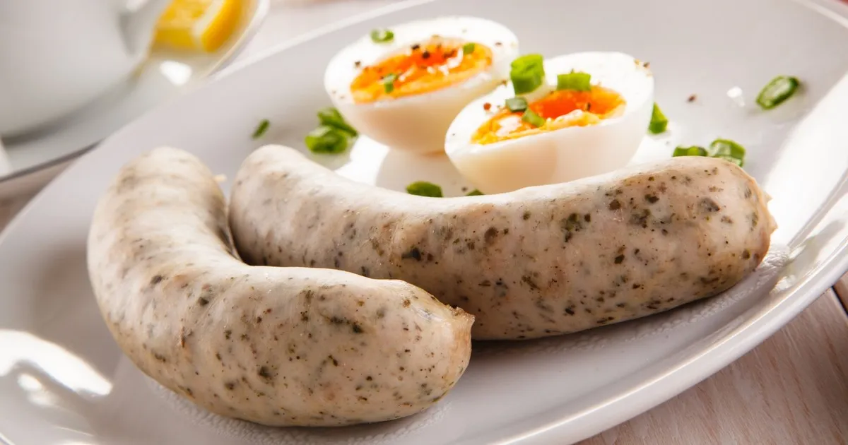 Jak podać białą kiełbasę na Wielkanoc, aby zachwycić gości