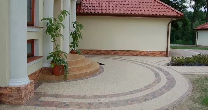 Jaką kostkę do żółtej elewacji wybrać, aby uniknąć błędów?