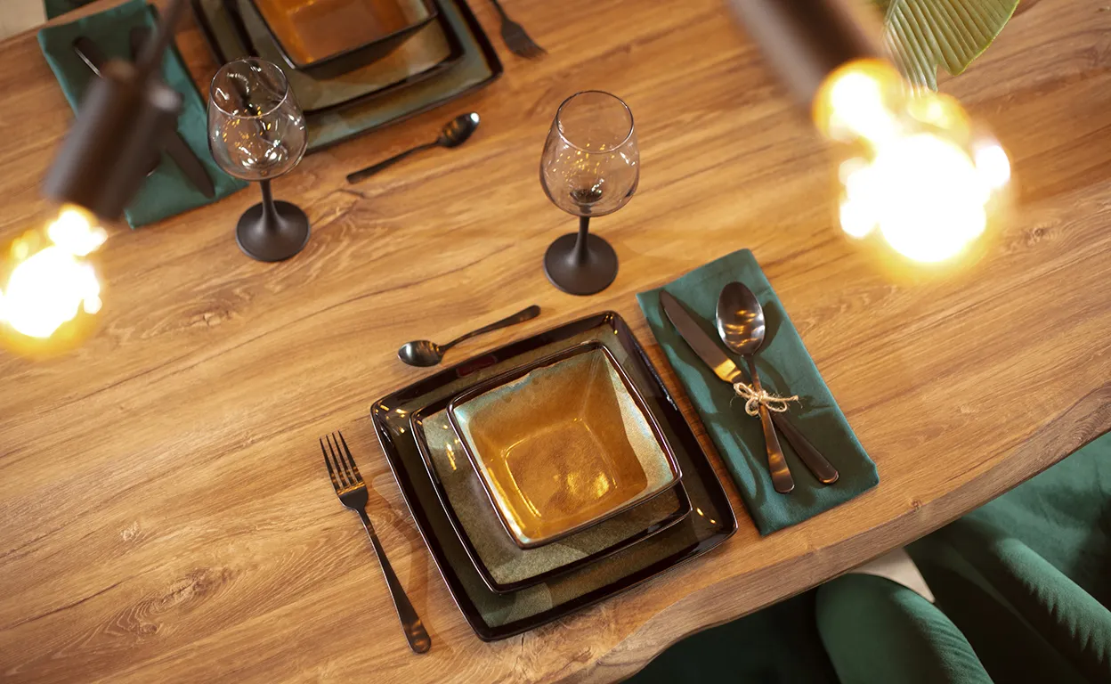 Co położyć na stół w salonie, by zachwycić gości i stworzyć klimat