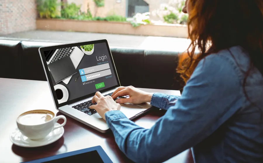 Kto zarządza stroną internetową i jakie ma to znaczenie dla sukcesu?