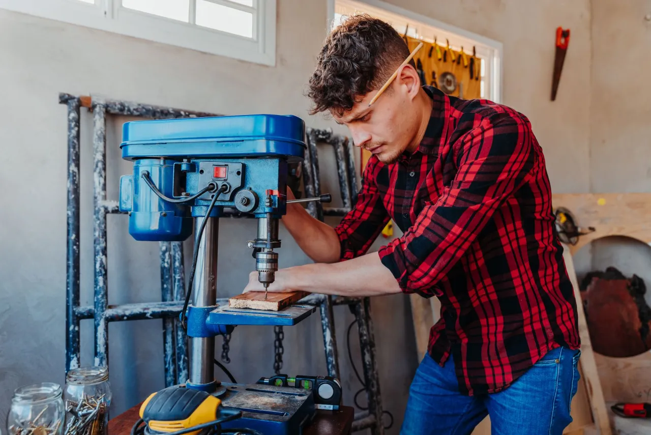 Jaką wiertarkę stołową do warsztatu wybrać, aby uniknąć błędów?
