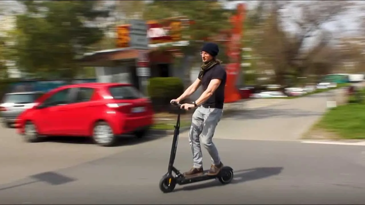 Czy hulajnoga elektryczna można jeździć po chodniku? Sprawdź przepisy!