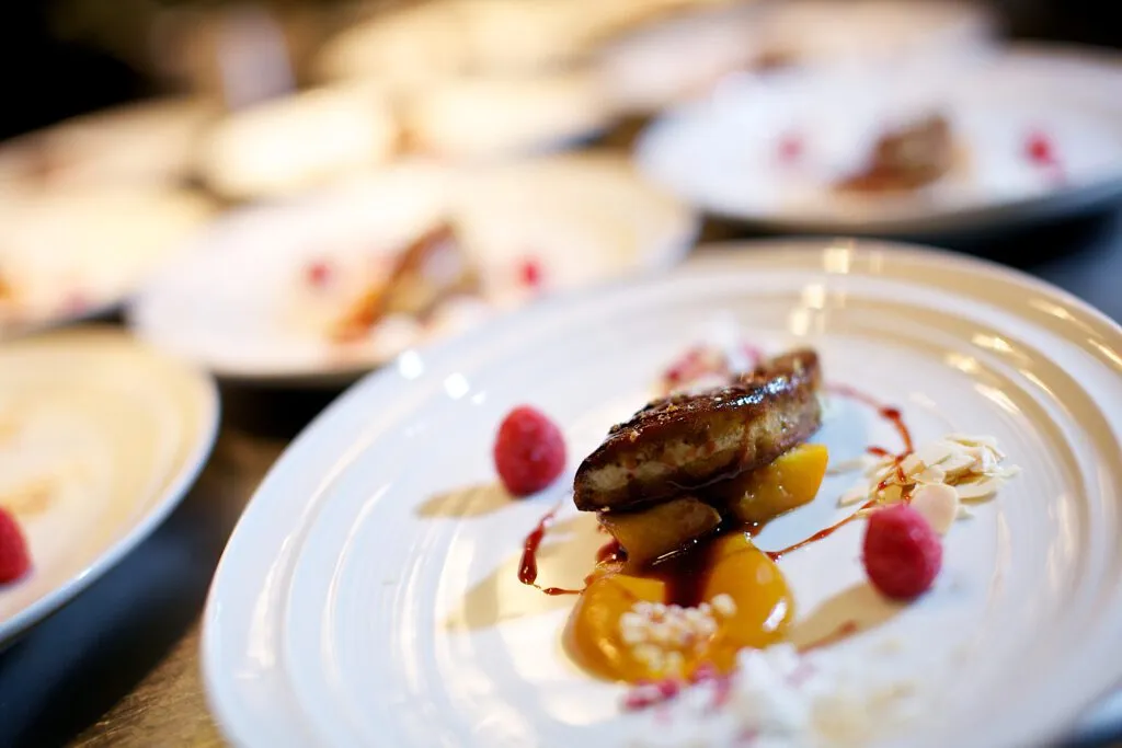 Ile kosztuje talerzyk na wesele 2026? Ceny, pułapki i oszczędności