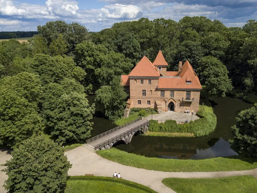 Zamek w Oporowie: Gotycka perła wśród łęczyckich pól