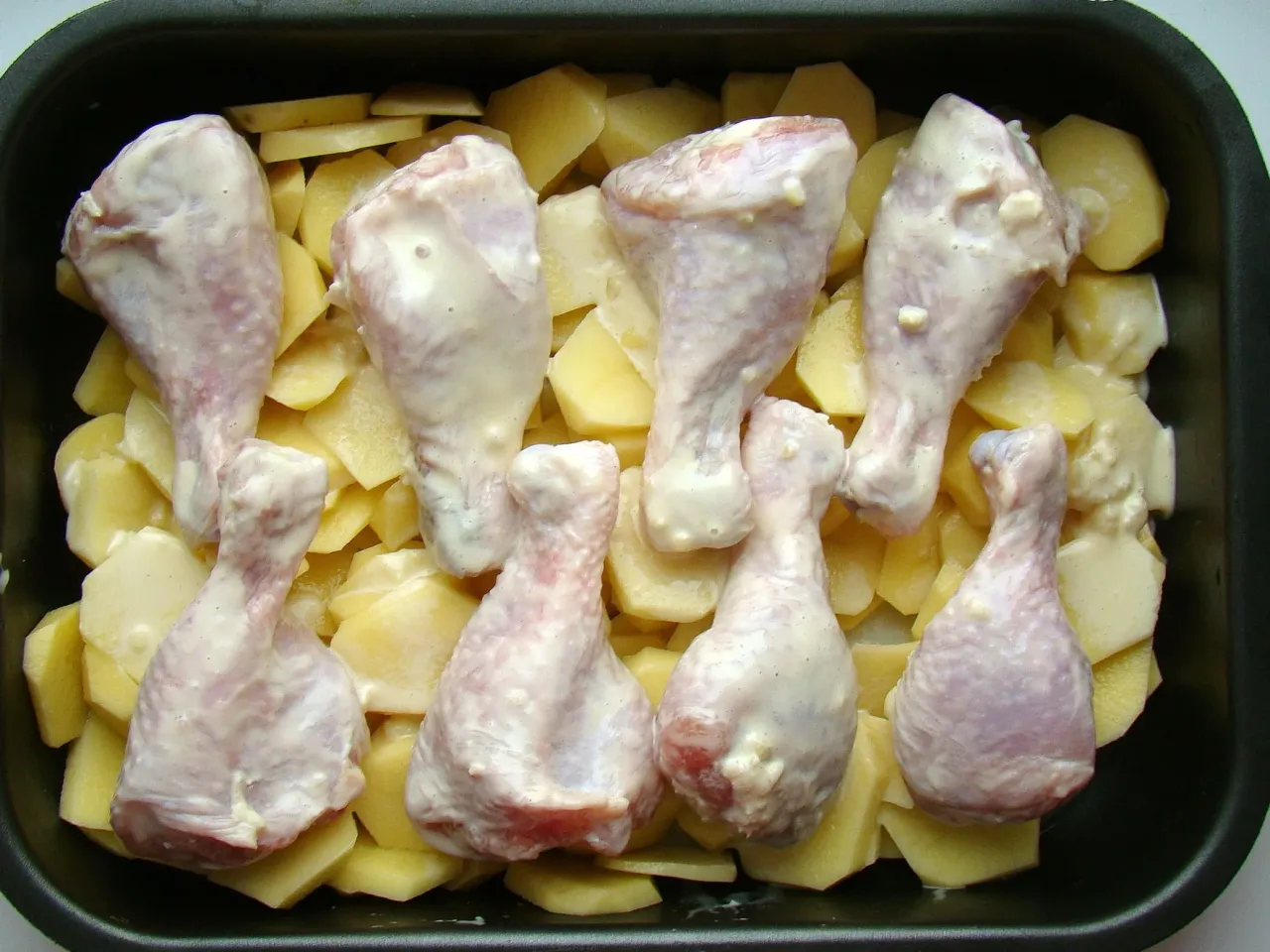 Chrupiące pałeczki z kurczaka w piekarniku. Prosty przepis na złoty, soczysty obiad