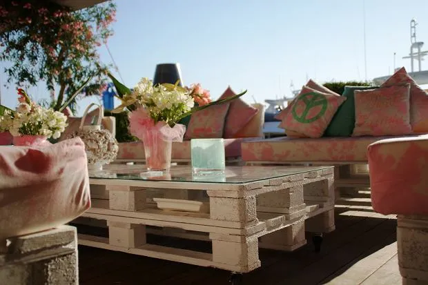 Jak zrobić meble z palet na balkon – krok po kroku do wyjątkowej przestrzeni