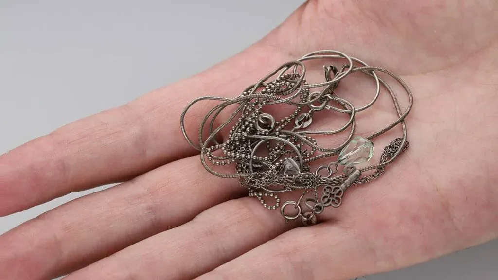 Dlaczego biżuteria czernieje? Skuteczne sposoby na zachowanie blasku