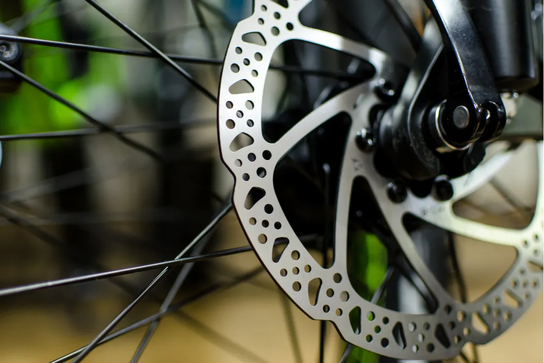 Jak założyć przednie koło w rowerze z hamulcami tarczowymi bez błędów