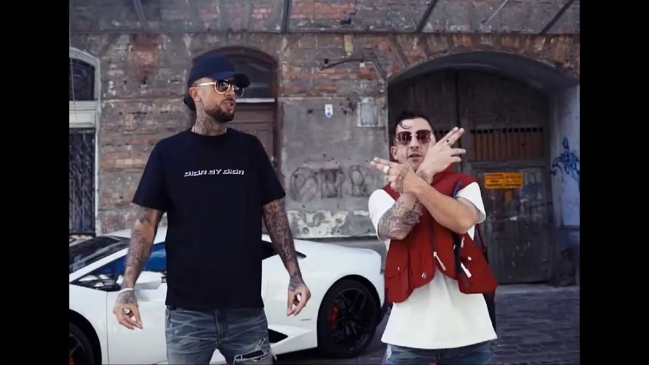 Pokaż co tam masz pod bluzką - znaczenie i kontekst w Pistolet