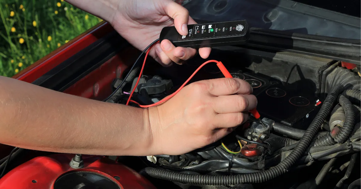 Jakim prądem ładuje prostownik, aby uniknąć uszkodzenia akumulatora?