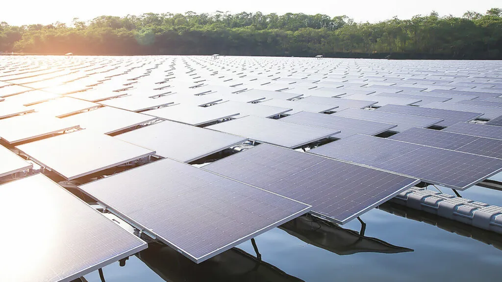 Fotowoltaika na zbiornikach wodnych: Optymalizacja potenṫjalu floating PV do CTR i intencji wyszukiwania.