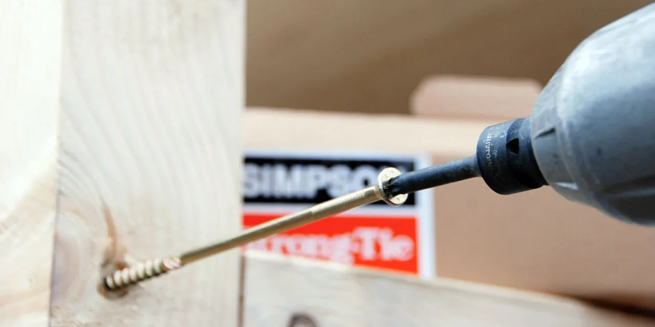 Wkręty czy gwoździe do domu szkieletowego – co wybrać dla lepszej trwałości?