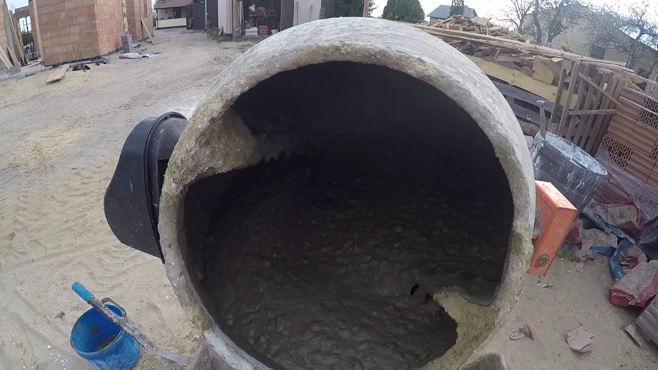 Ile łopat piachu potrzeba na worek cementu do budowy fundamentów?