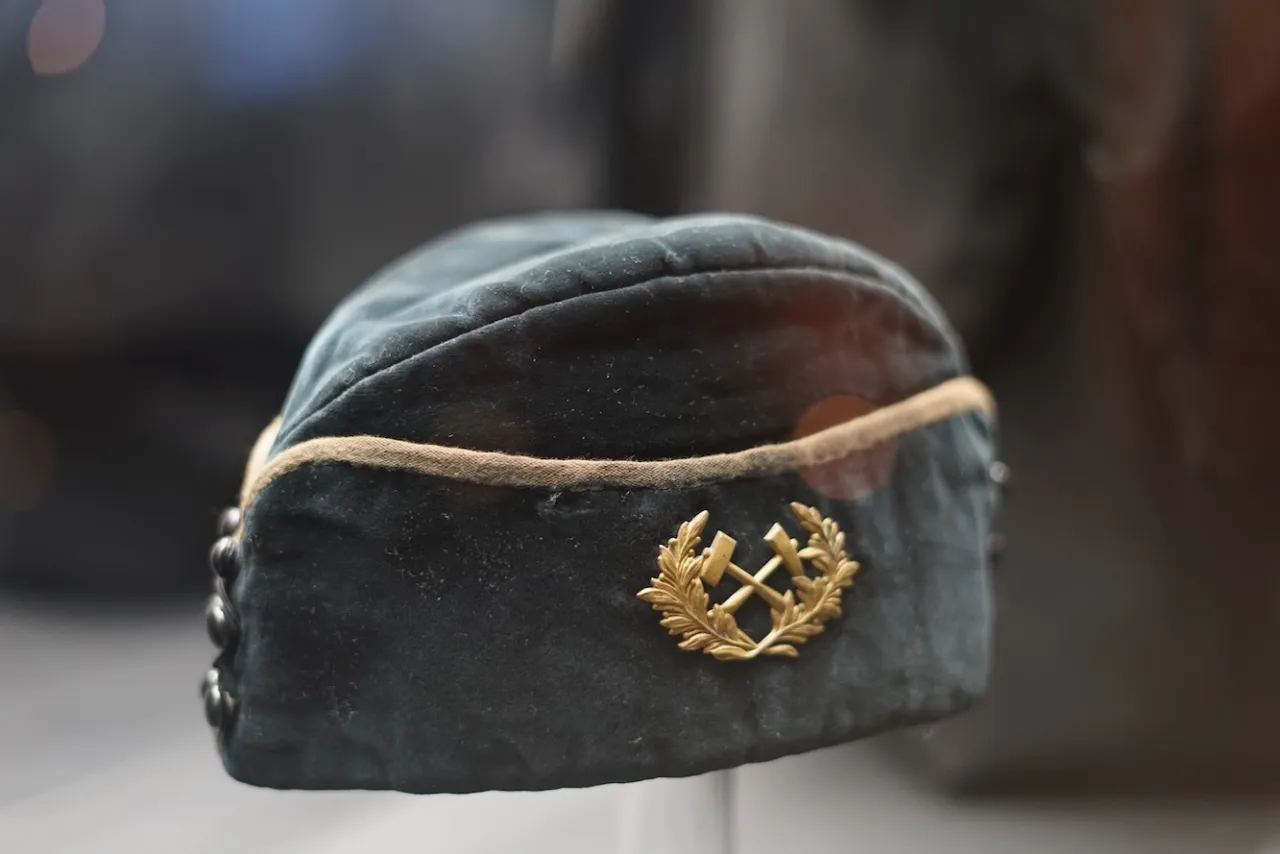 Co oznaczają pióra na czapce górnika? Symbolika i znaczenie w tradycji Co oznaczają pióra na czapce górnika? Symbolika i znaczenie w tradycji