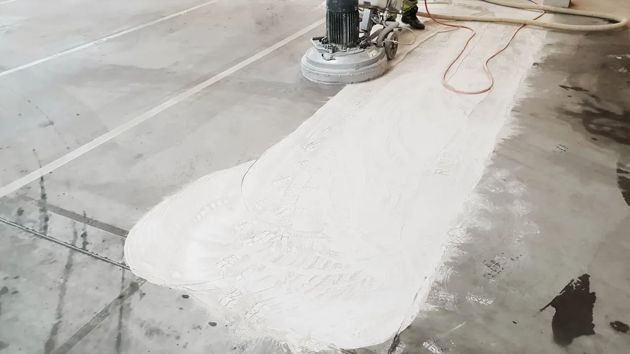 Jak wypełnić ubytki w posadzce betonowej - Trwała naprawa DIY