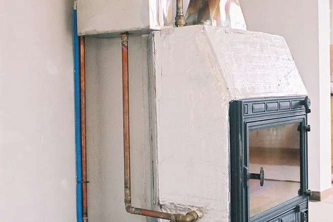 Jak podłączyć kominek z płaszczem wodnym do podłogówki bez błędów