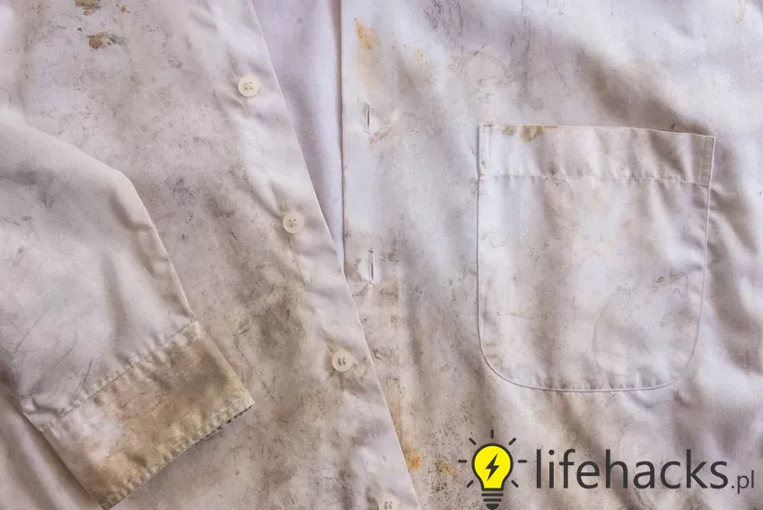 Rdza na białej bluzce? Skuteczne sposoby, które uratują ubranie