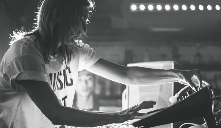 Elektronika i techno - korzenie i rozwój popularnych gatunków tanecznych