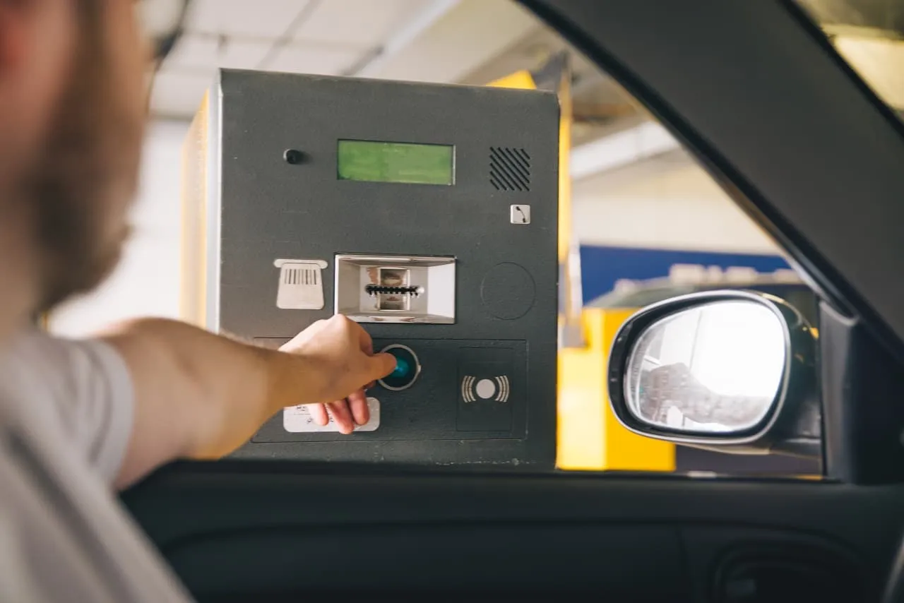 Jak zapłacić mandat za brak biletu parkingowego i uniknąć dodatkowych kosztów