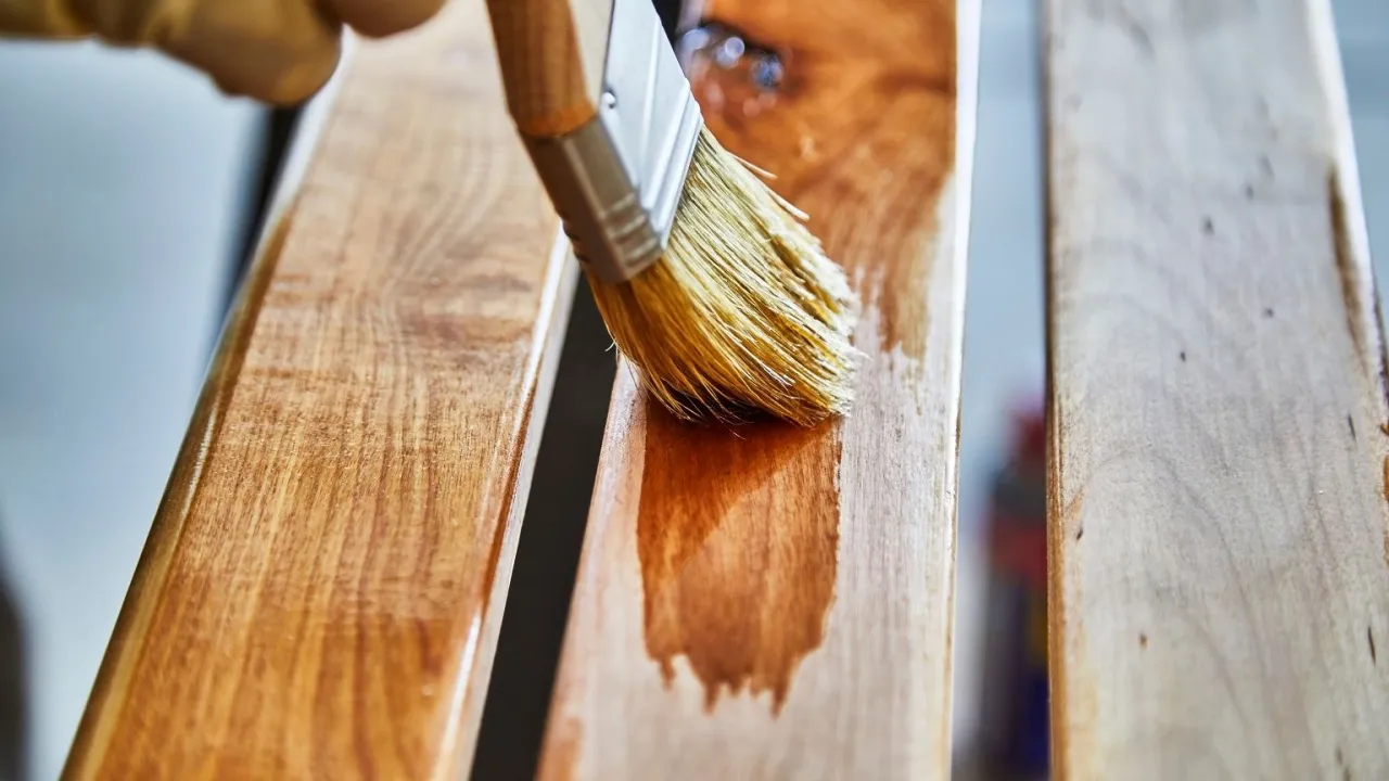 Czym odnowić boazerię? Najlepsze preparaty i techniki renowacji boazerii