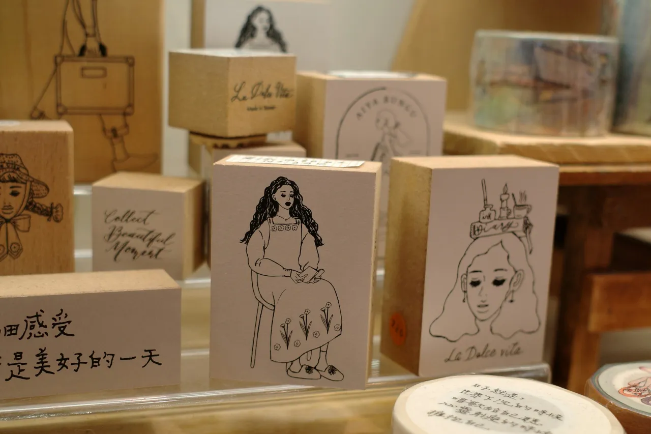 Stemple w scrapbookingu krok po kroku – jak dobrać zestaw do stylu prac i poziomu zaawansowania