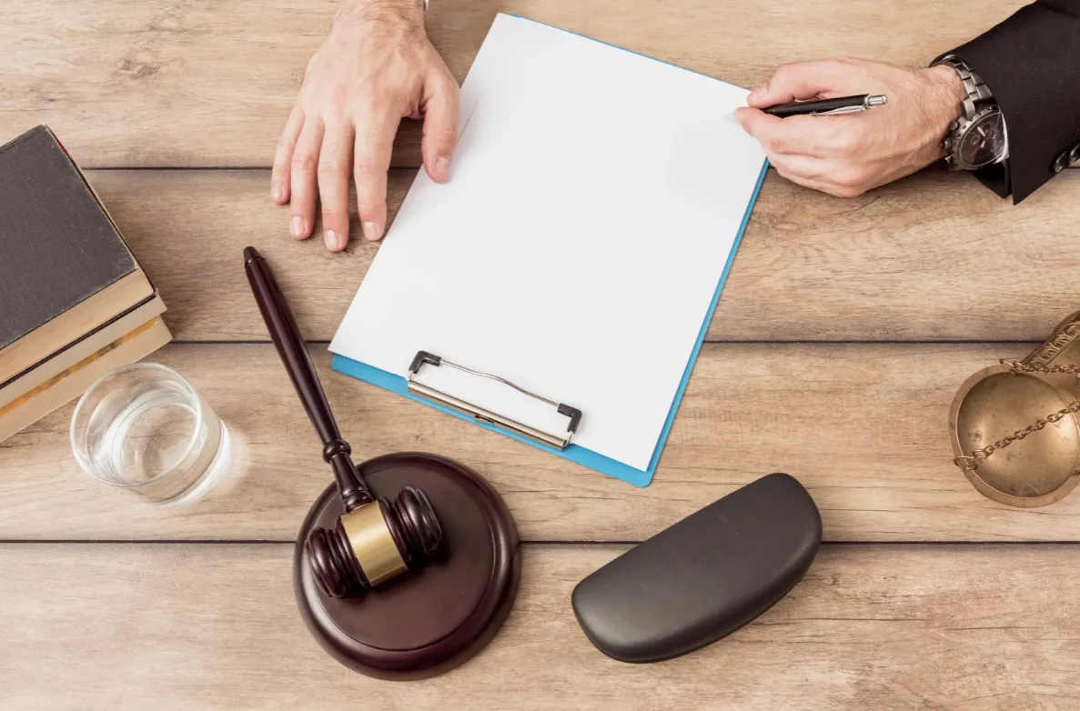 Jak przystąpić do licytacji komorniczej nieruchomości – poradnik debiutanta