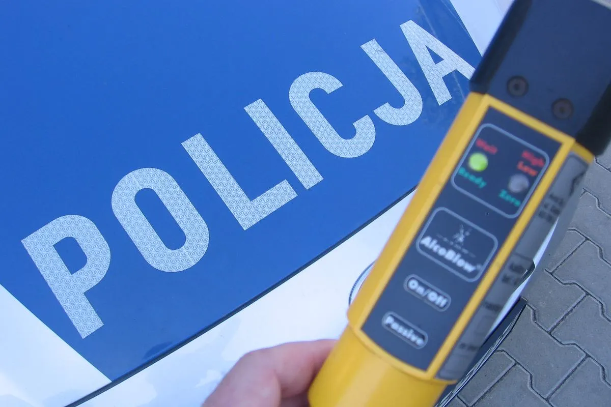 Czy policja może zbadać alkomatem Twoje dziecko? Poznaj prawa rodzica