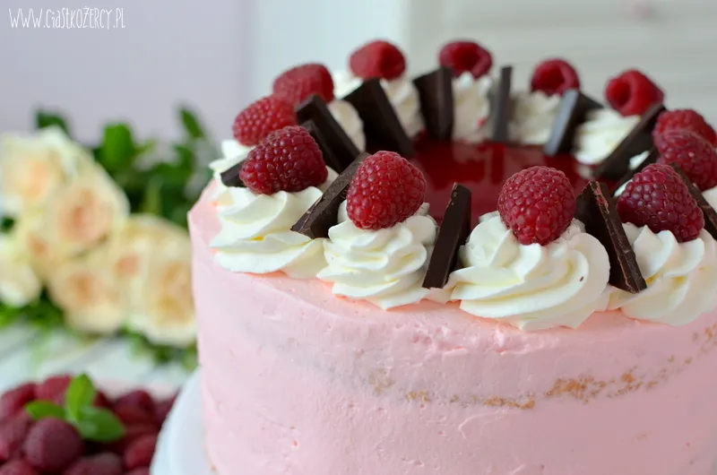 Jak udekorować tort malinami - proste triki i smakowite pomysły