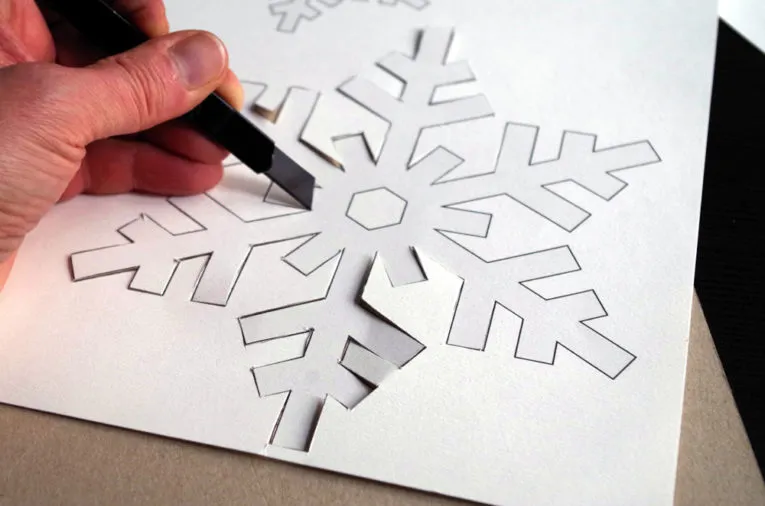 Jak zrobić szablony świąteczne na okno, by zachwycić rodzinę i gości