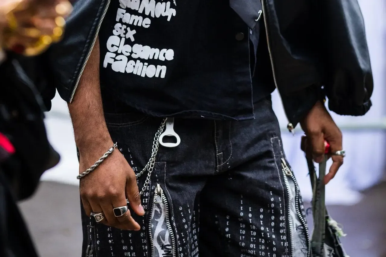 Opium style: Mroczna moda Gen Z. Jak nosić ten awangardowy trend?