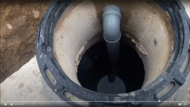 rura przez ogrodzenie do szamba | tanie i łatwe przyłącze