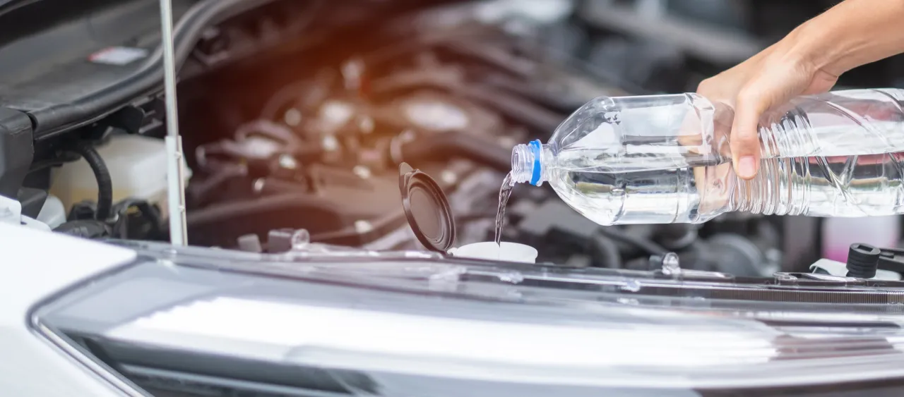 Płyn chłodniczy w silniku objawy – nie ignoruj tych sygnałów!