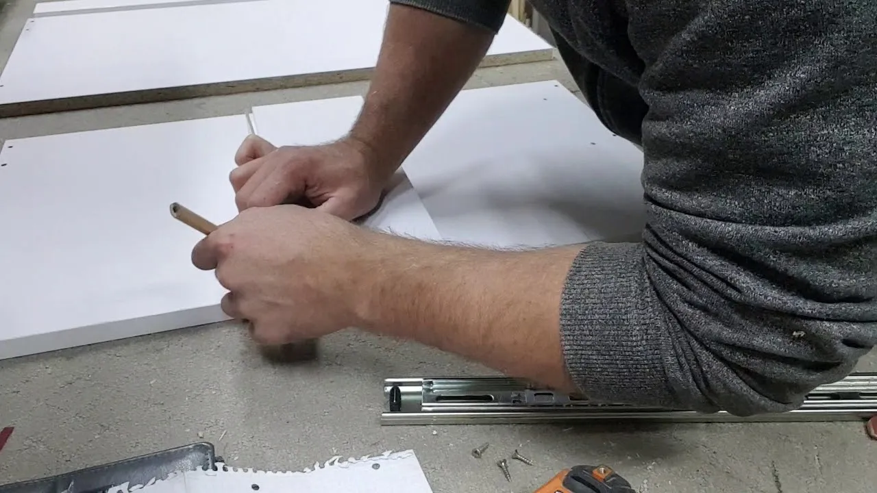 Jak zamontować prowadnice kulkowe do szuflad bez błędów?