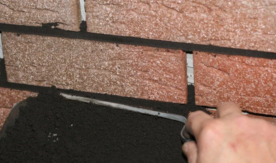 Ile zaprawy do cegły klinkierowej? Oto, co musisz wiedzieć przed murowaniem