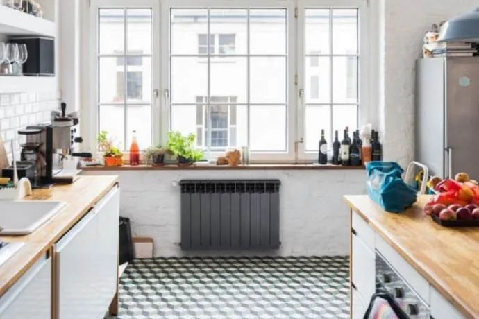 Jak zabudować kaloryfer pod oknem w kuchni - praktyczne pomysły